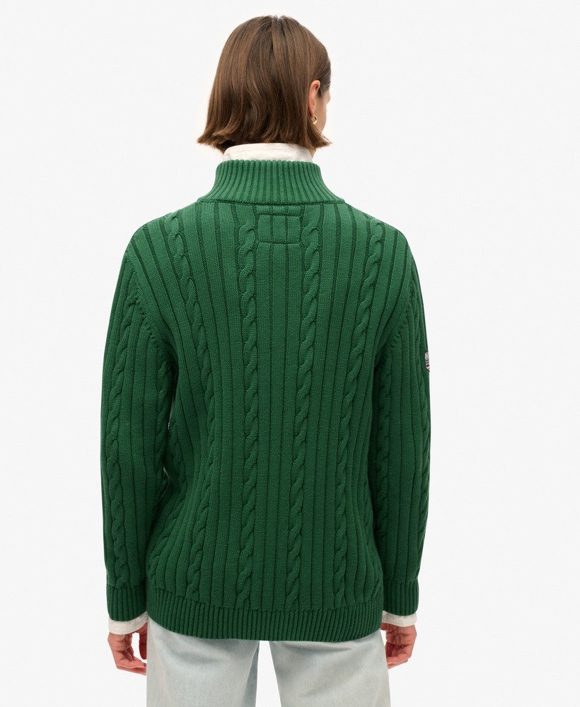 suéter henley de rugby tricotado na cor verde-floresta.