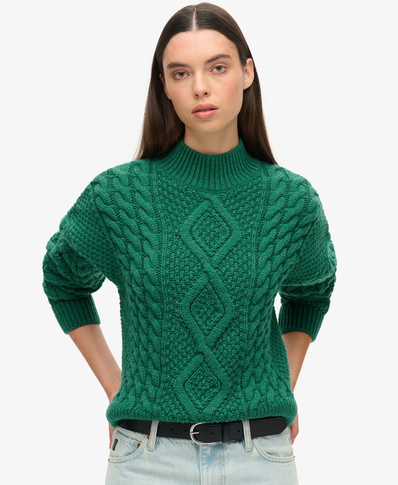 suéter polo de malha trançada aran na cor verde pinheiro.