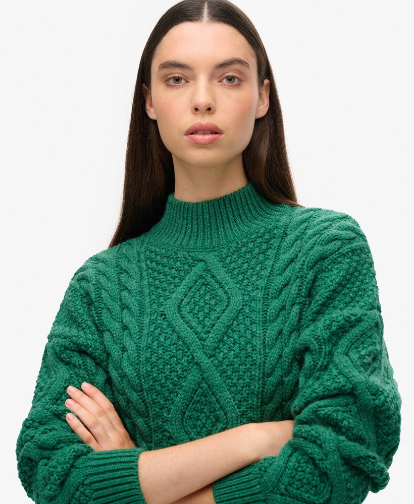 suéter polo de malha trançada aran na cor verde pinheiro.