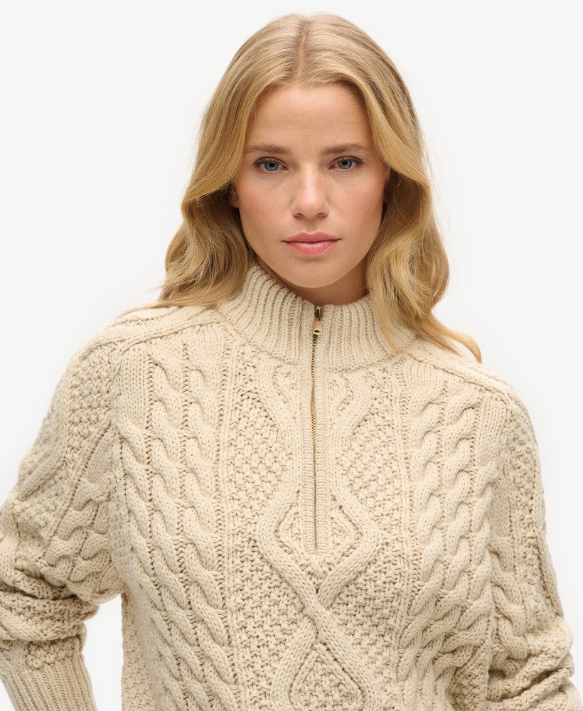 suéter aran de malha trançada com meio zíper na cor cru