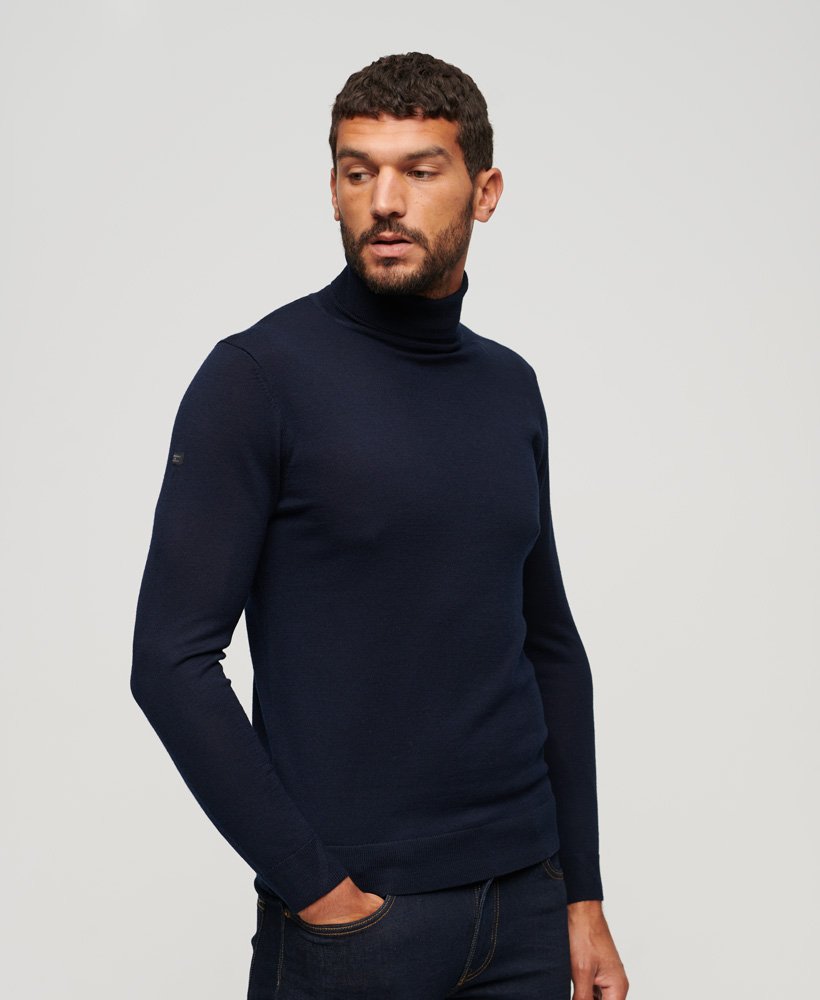 suéter de gola alta em lã merino na cor azul marinho eclipse.