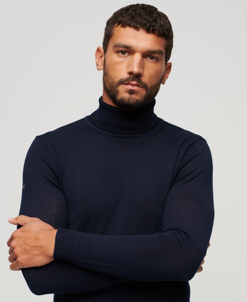 suéter de gola alta em lã merino na cor azul marinho eclipse.