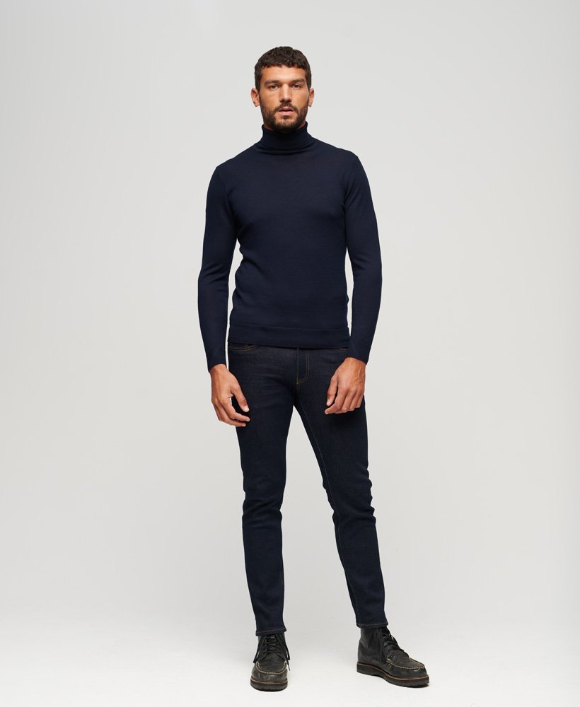 suéter de gola alta em lã merino na cor azul marinho eclipse.