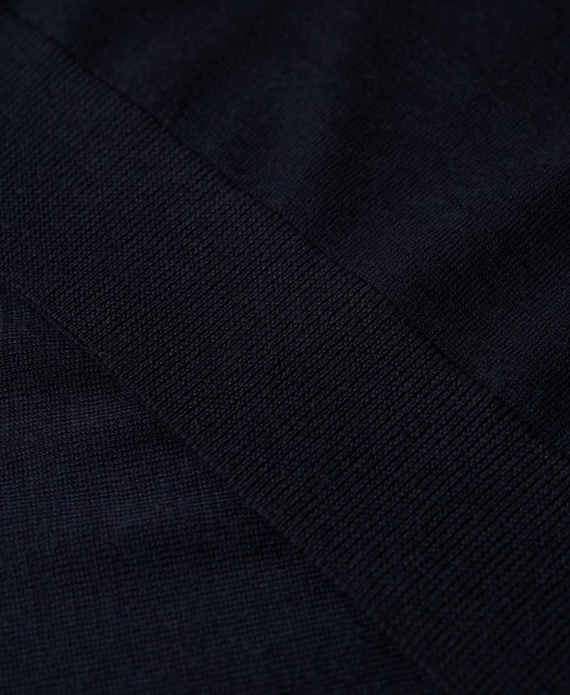 suéter de gola alta em lã merino na cor azul marinho eclipse.