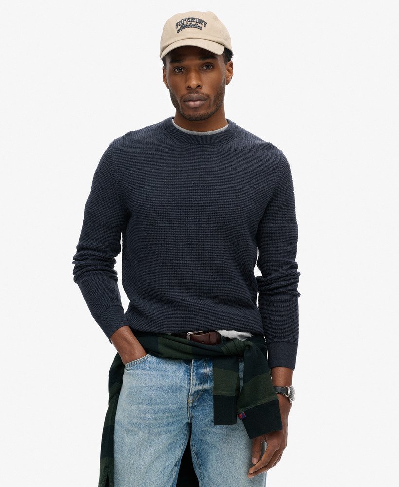 suéter de malha texturizada com gola redonda na cor eclipse navy heather.