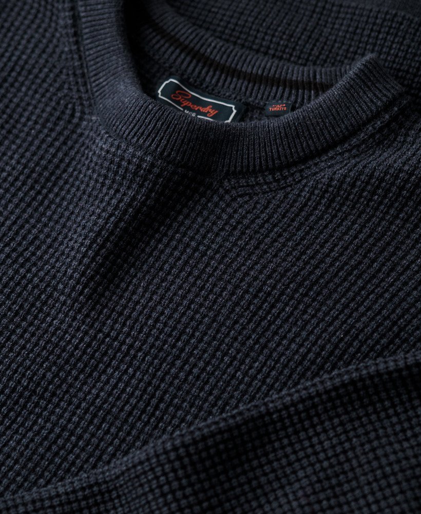 suéter de malha texturizada com gola redonda na cor eclipse navy heather.