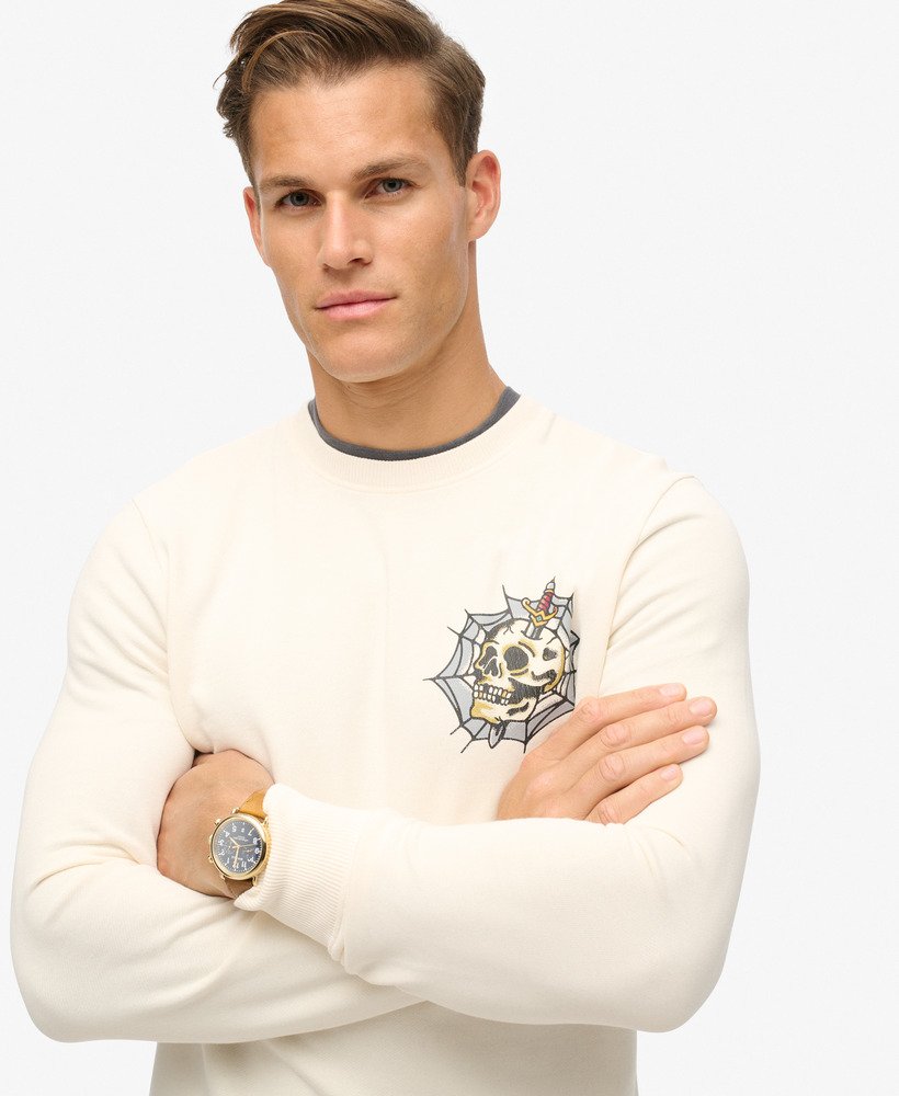 moletom com estampa de tatuagem na cor creme.