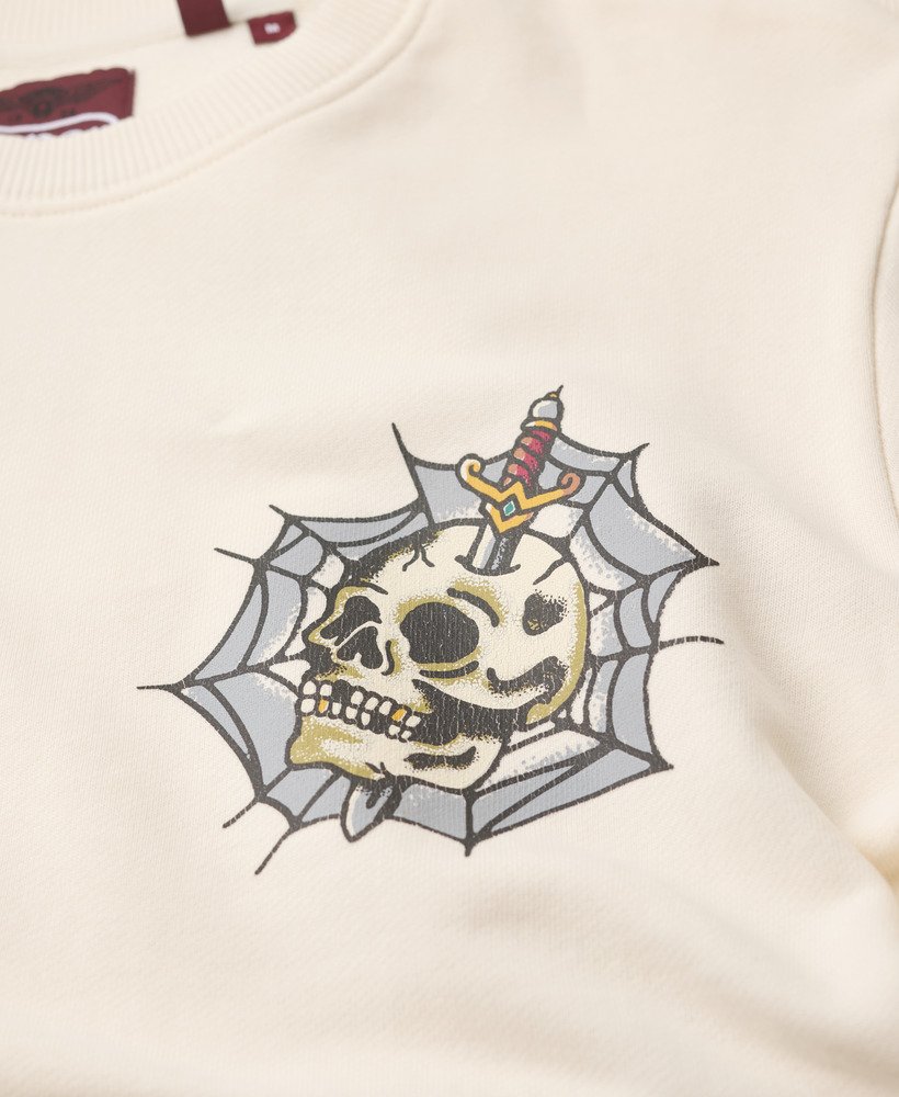 moletom com estampa de tatuagem na cor creme.