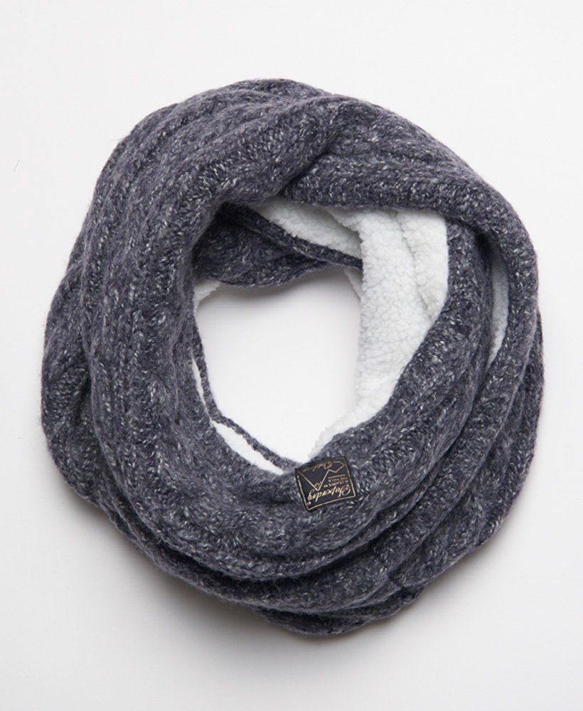 gola de tecido tweed com detalhes em azul marinho.