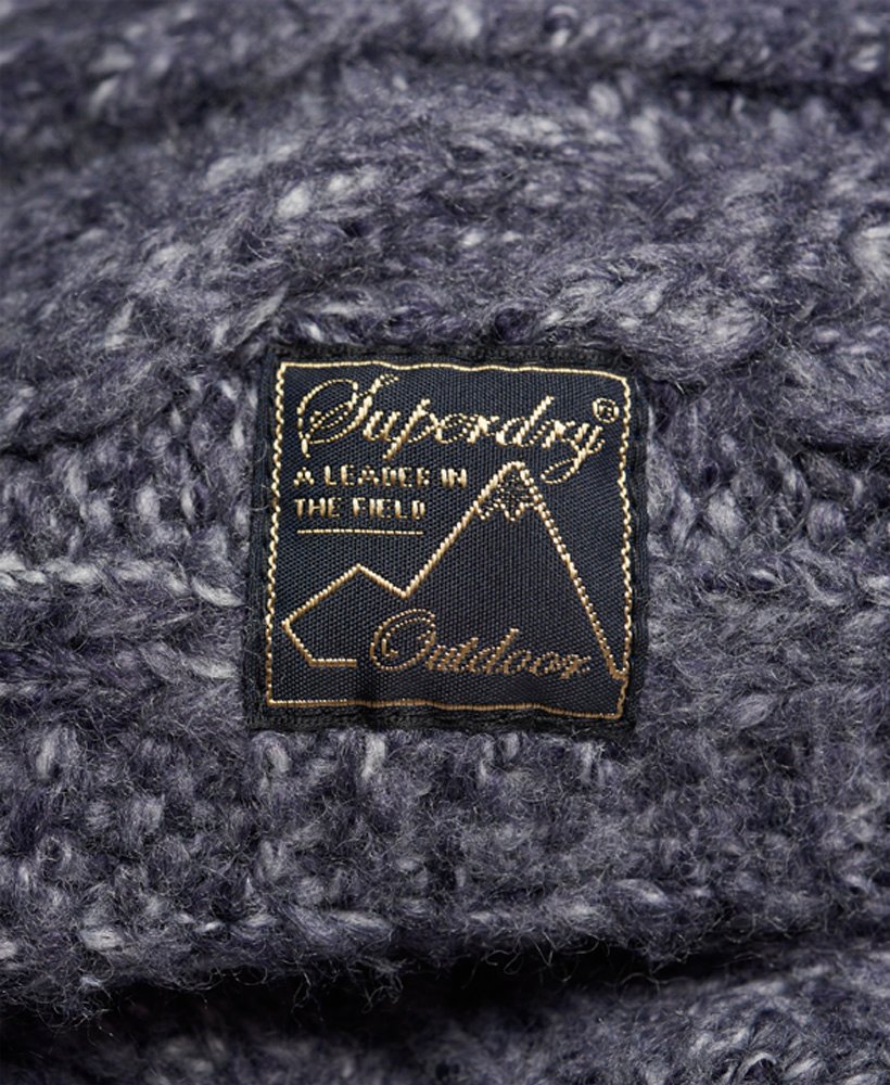 gola de tecido tweed com detalhes em azul marinho.