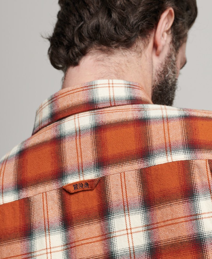 camisa vintage de lenhador em algodão orgânico com estampa xadrez rodrick em tom laranja ferrugem.