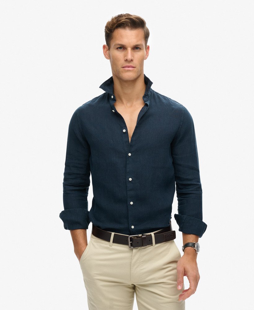 camisa casual de linho de manga comprida na cor azul marinho.