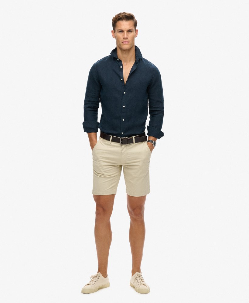 camisa casual de linho de manga comprida na cor azul marinho.