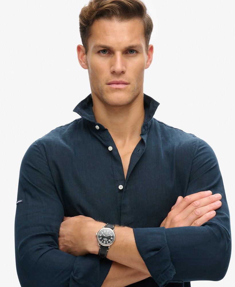 camisa casual de linho de manga comprida na cor azul marinho.
