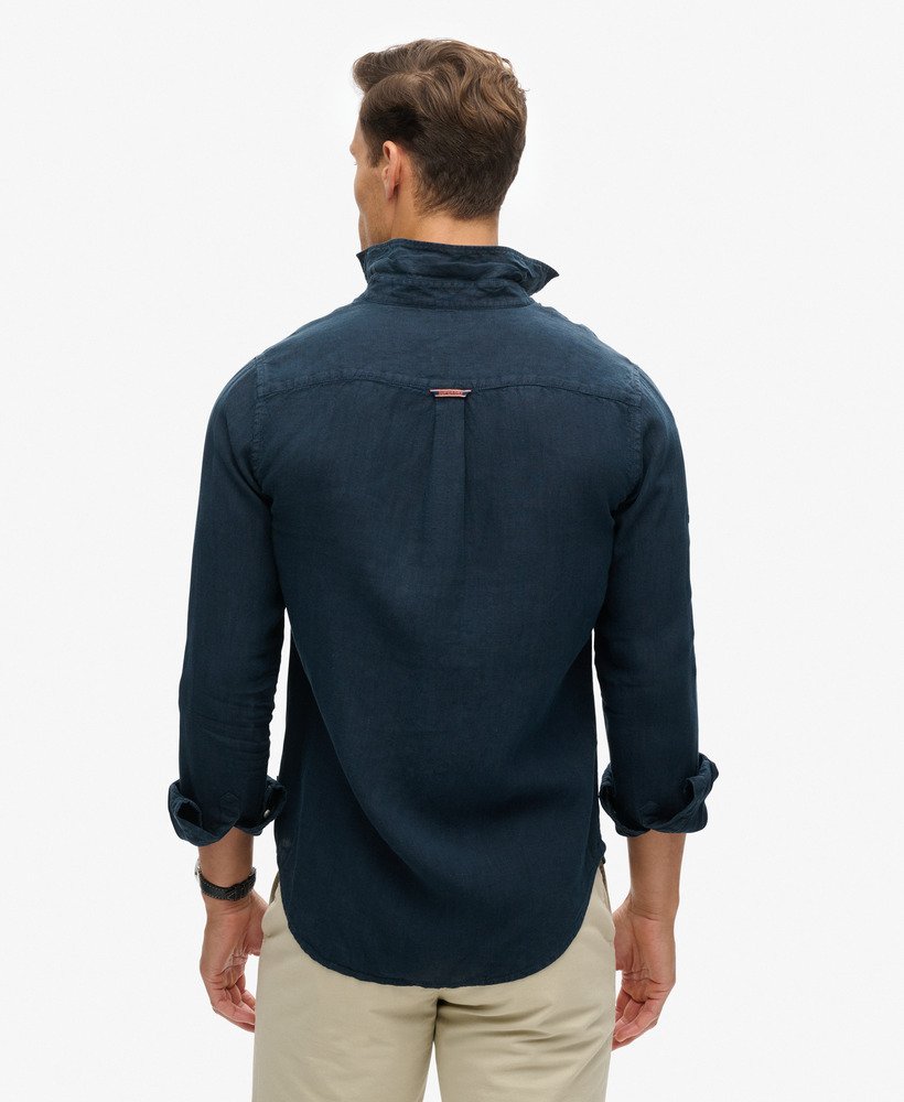 camisa casual de linho de manga comprida na cor azul marinho.