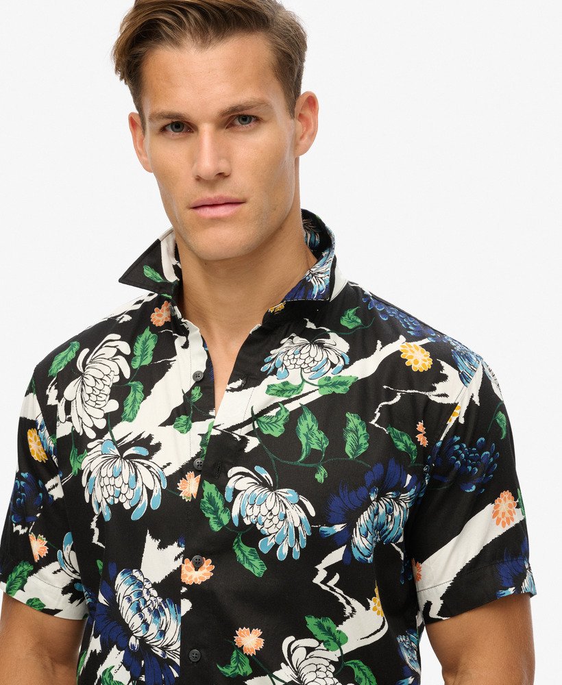 camisa havaiana de manga curta em estampa floral preta aya