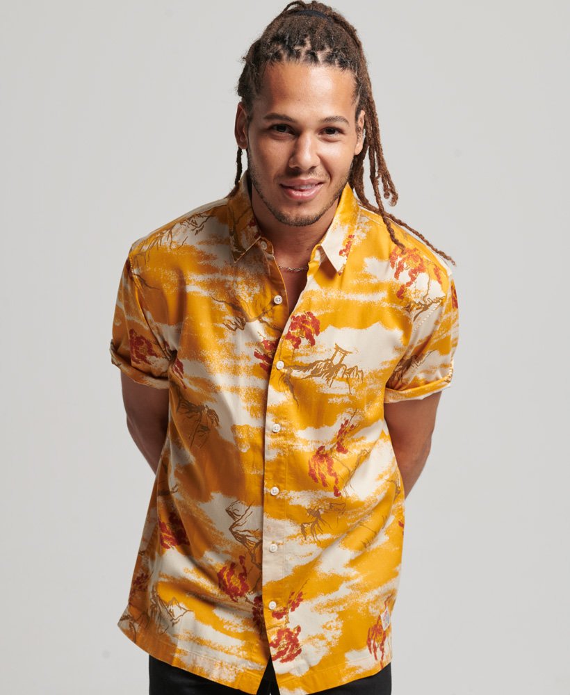 camisa havaiana de manga curta com estampa de nuvens amarelas.