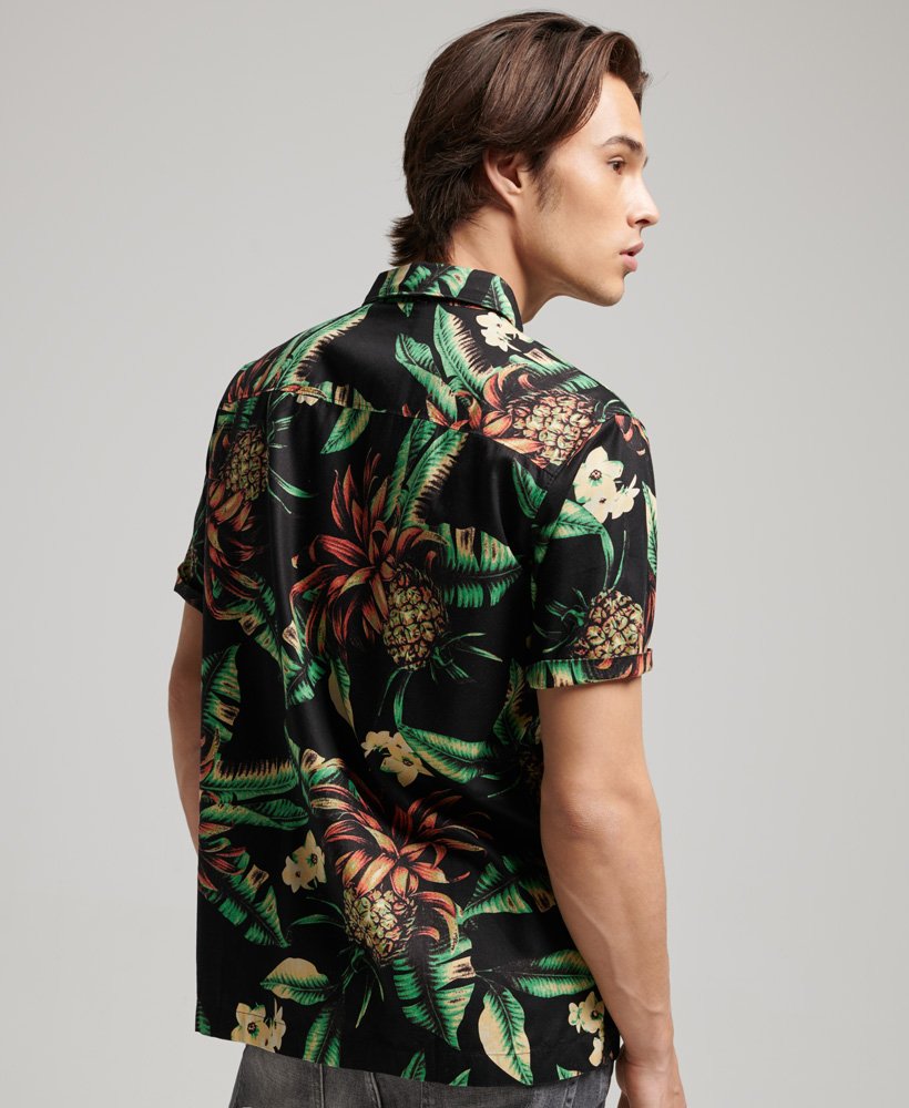 camisa havaiana de manga curta com estampa de abacaxis pretos