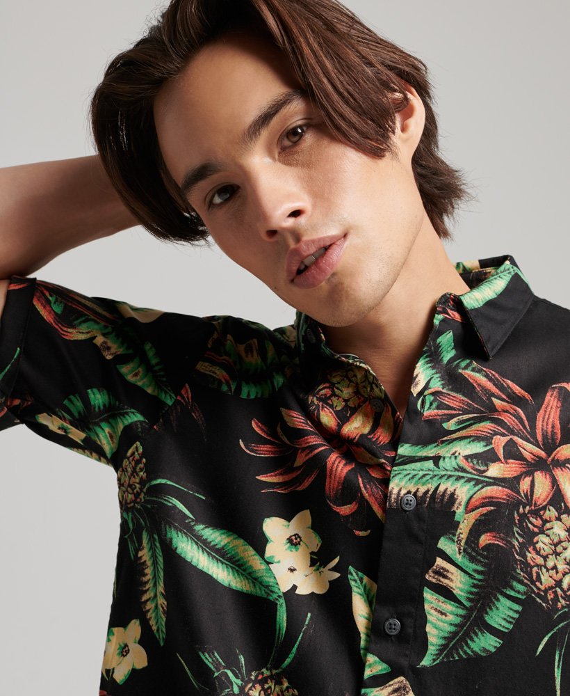 camisa havaiana de manga curta com estampa de abacaxis pretos