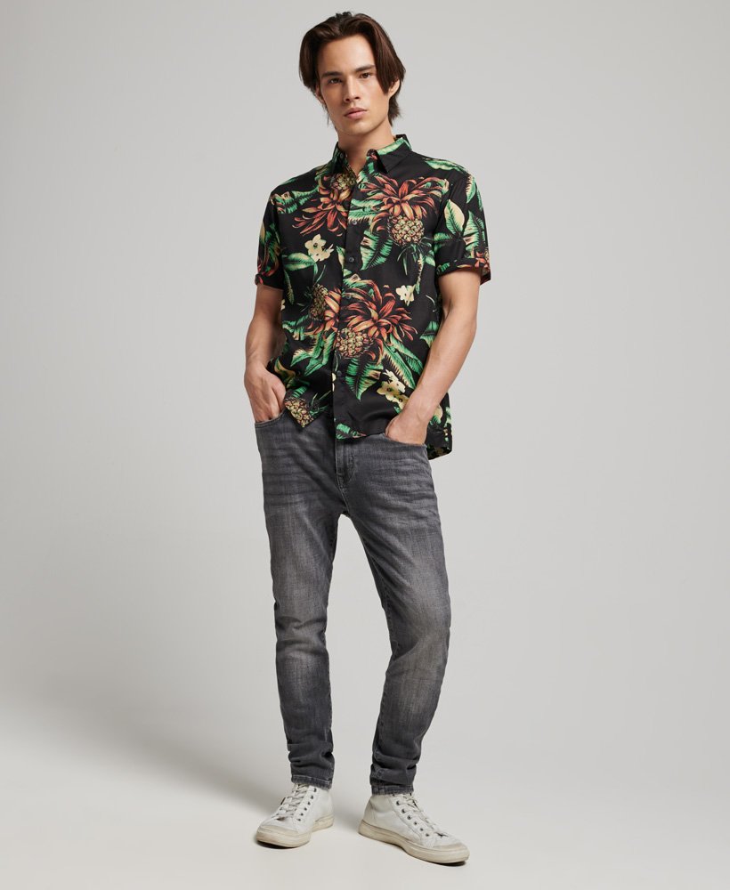 camisa havaiana de manga curta com estampa de abacaxis pretos