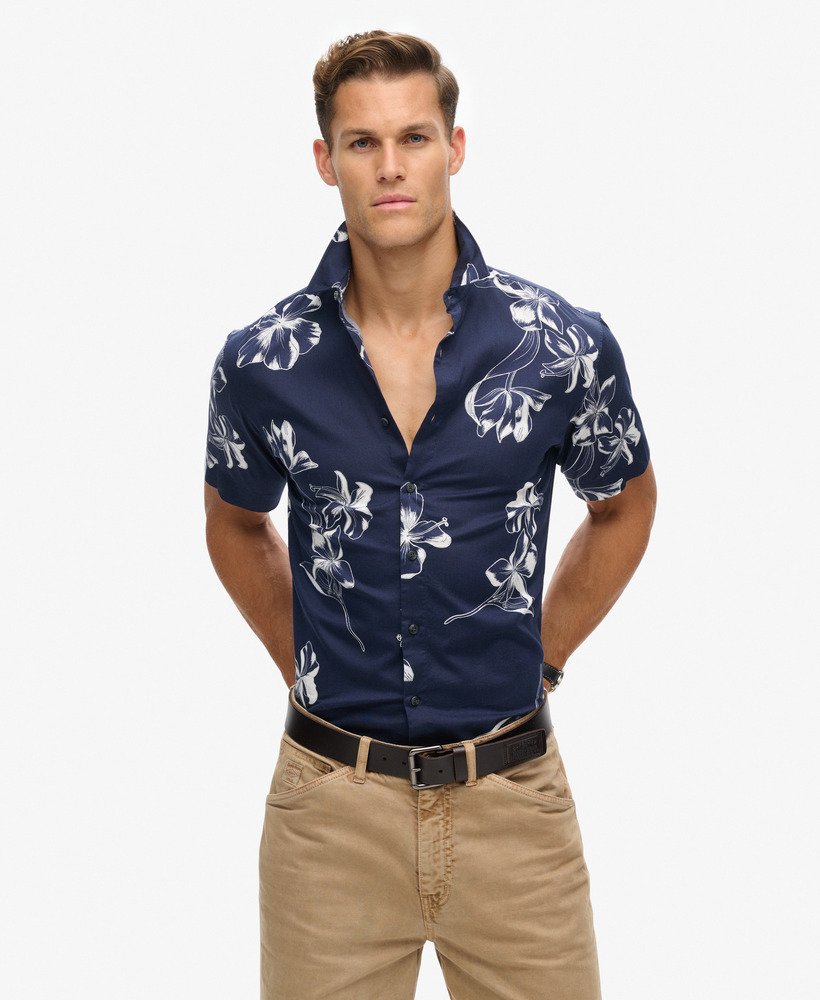 camisa havaiana de manga curta em hibisco azul marinho.