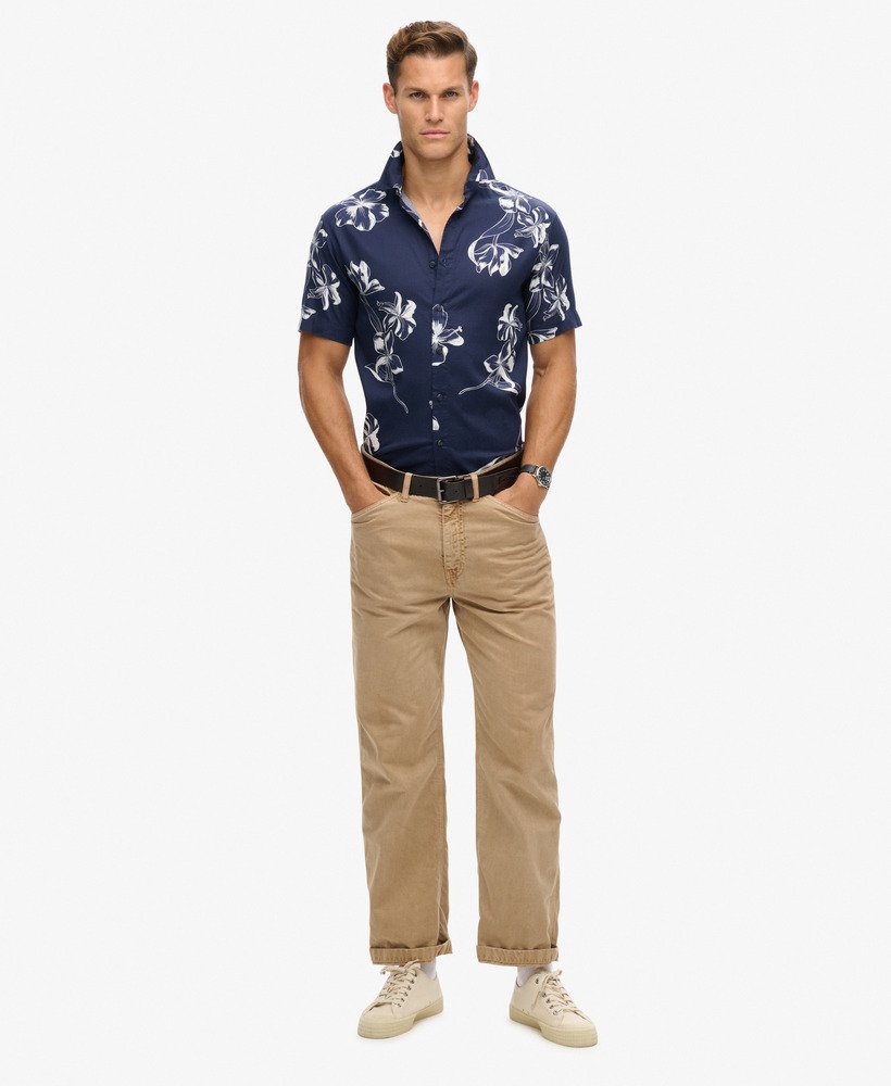 camisa havaiana de manga curta em hibisco azul marinho.