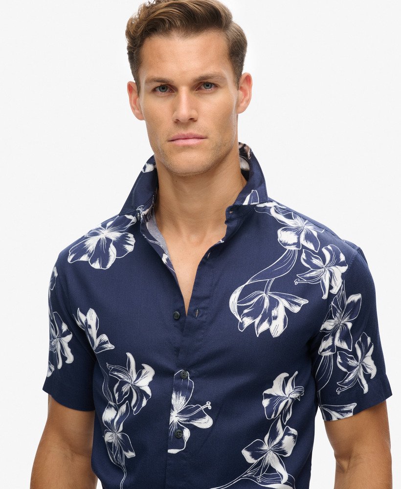 camisa havaiana de manga curta em hibisco azul marinho.