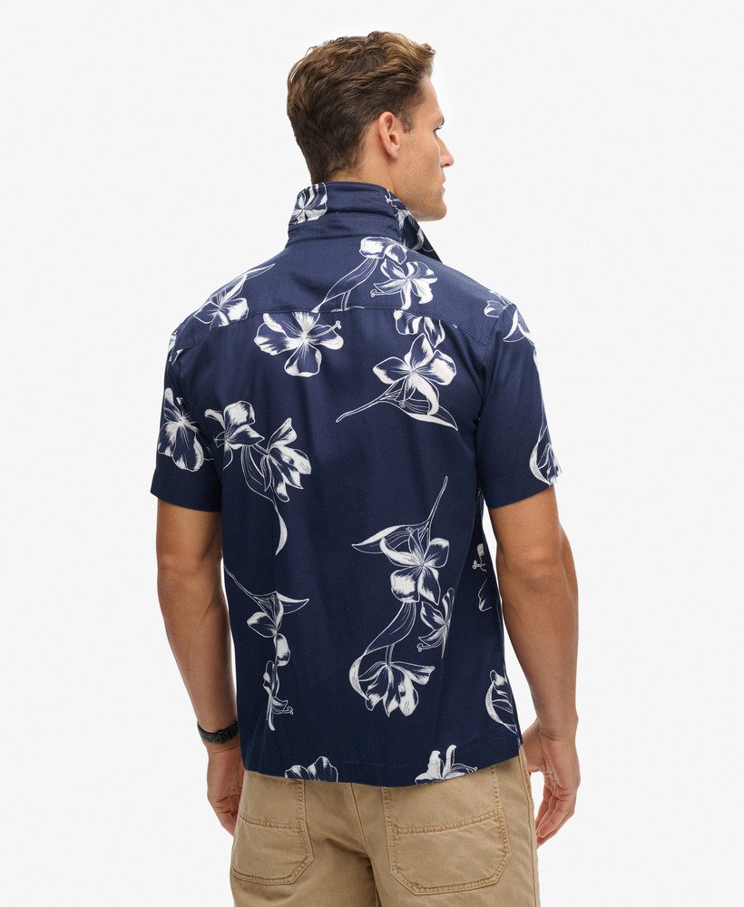 camisa havaiana de manga curta em hibisco azul marinho.