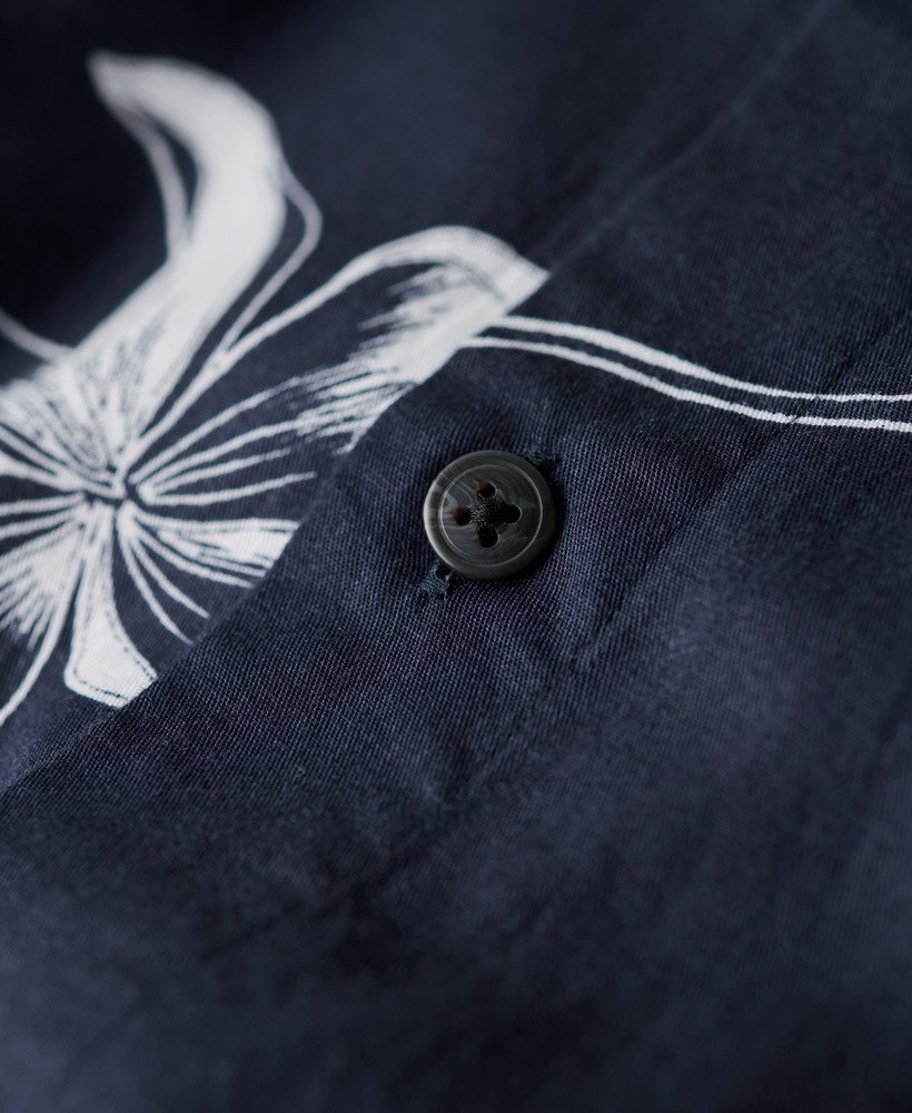 camisa havaiana de manga curta em hibisco azul marinho.
