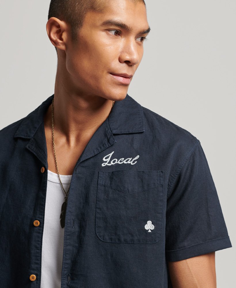 camisa resort de manga curta na cor azul marinho eclipse