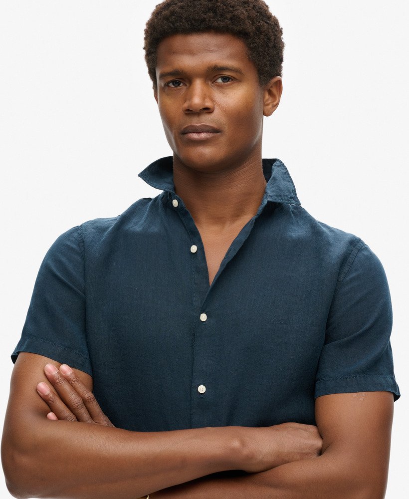 camisa de linho casual studios na cor azul marinho.