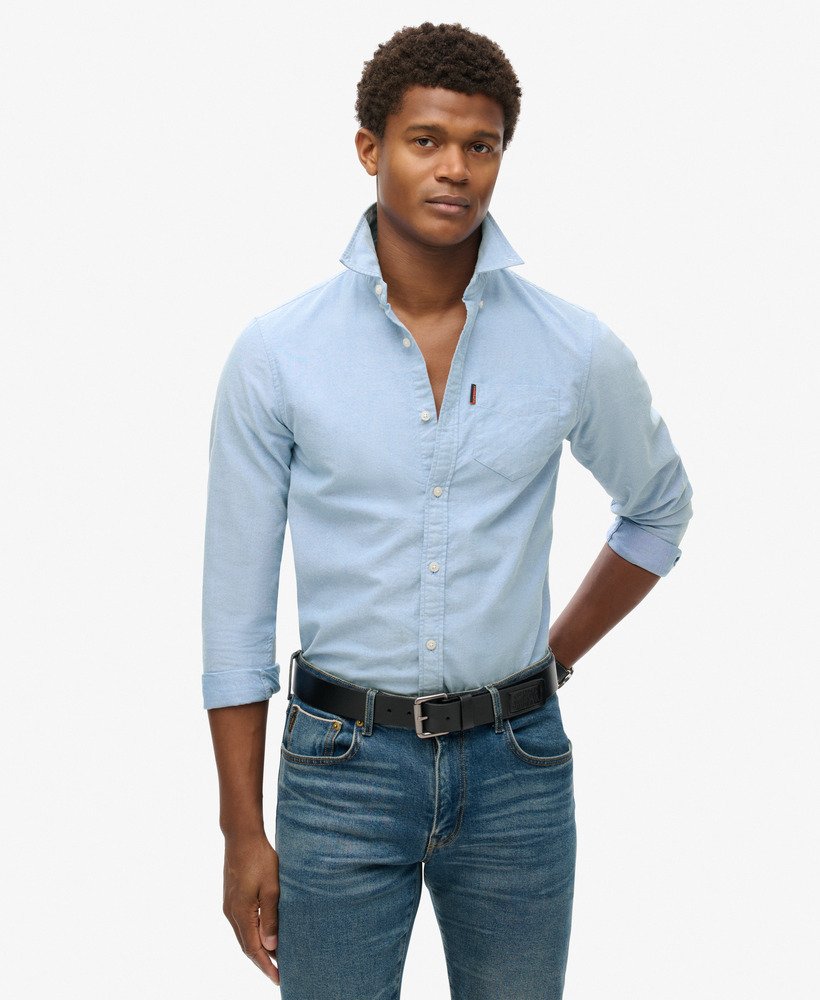 camisa oxford de manga comprida na cor azul clássica.