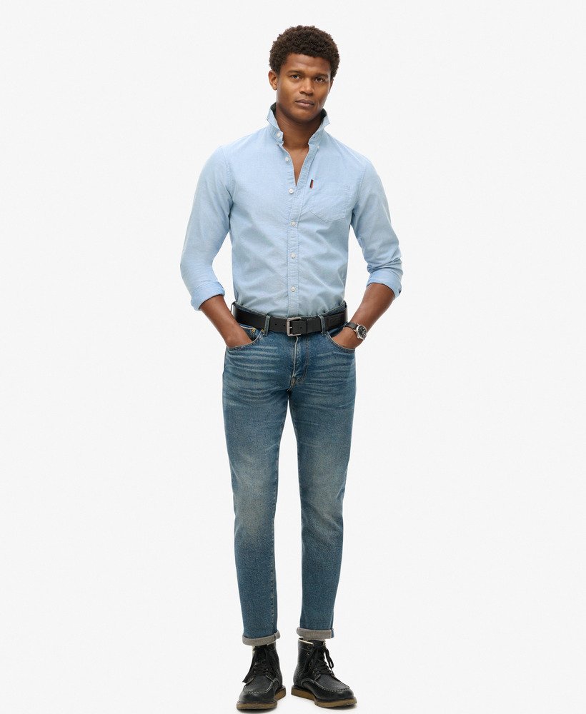camisa oxford de manga comprida na cor azul clássica.