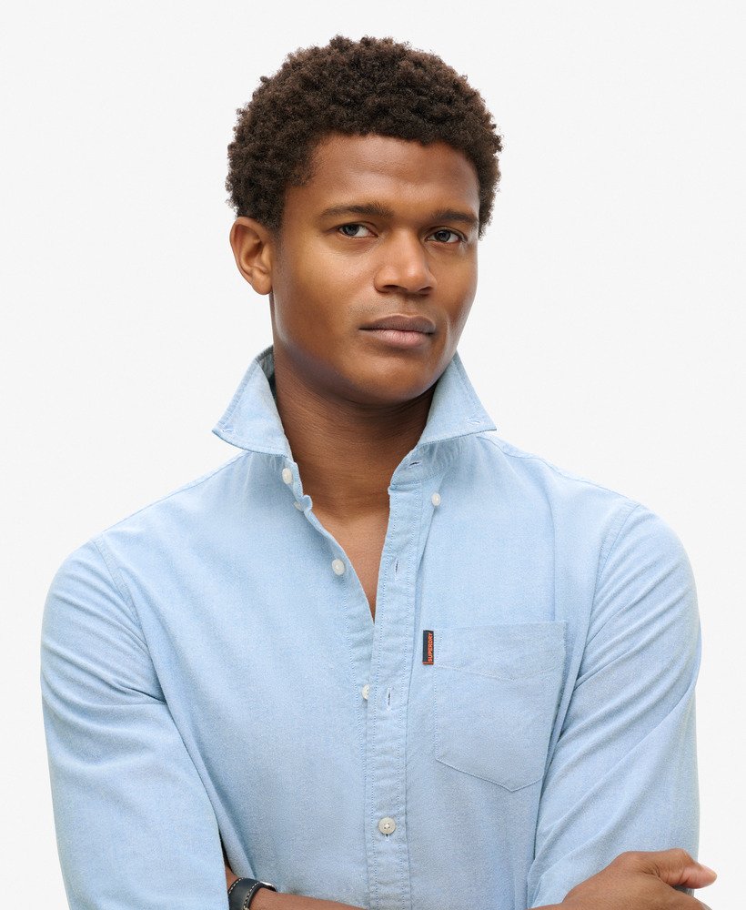 camisa oxford de manga comprida na cor azul clássica.