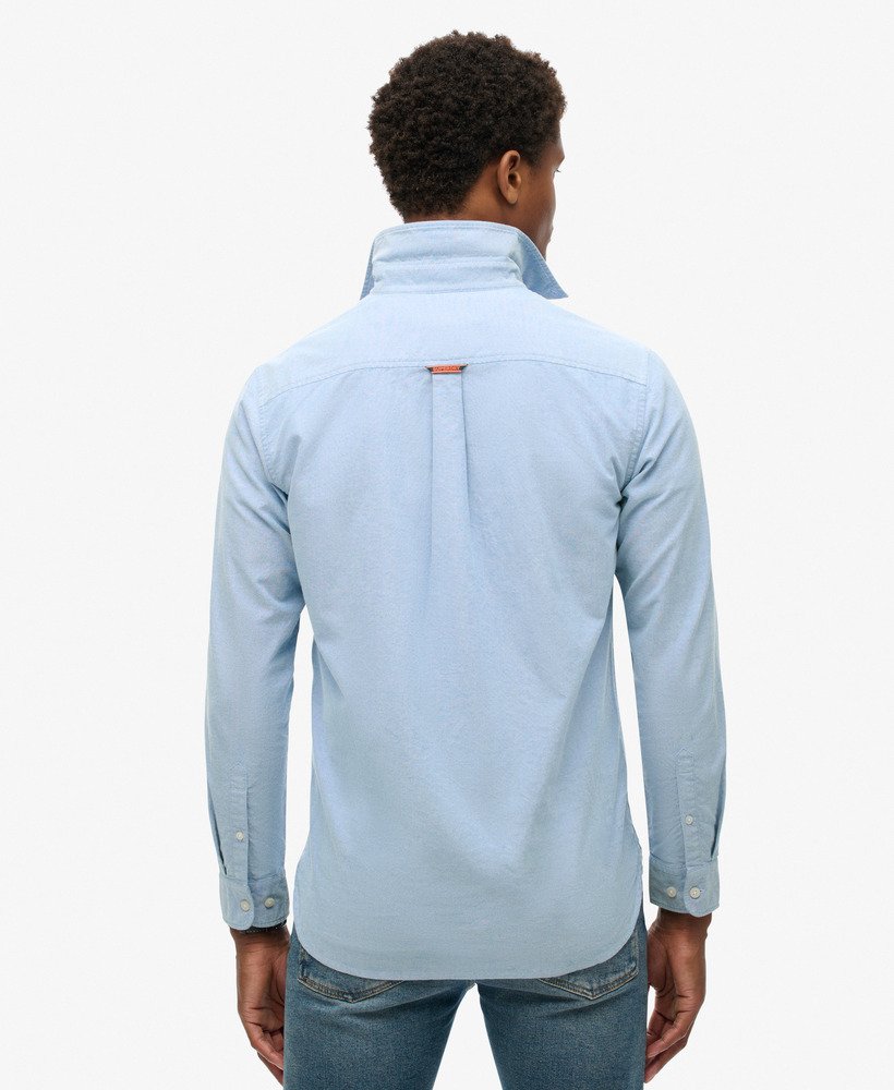 camisa oxford de manga comprida na cor azul clássica.