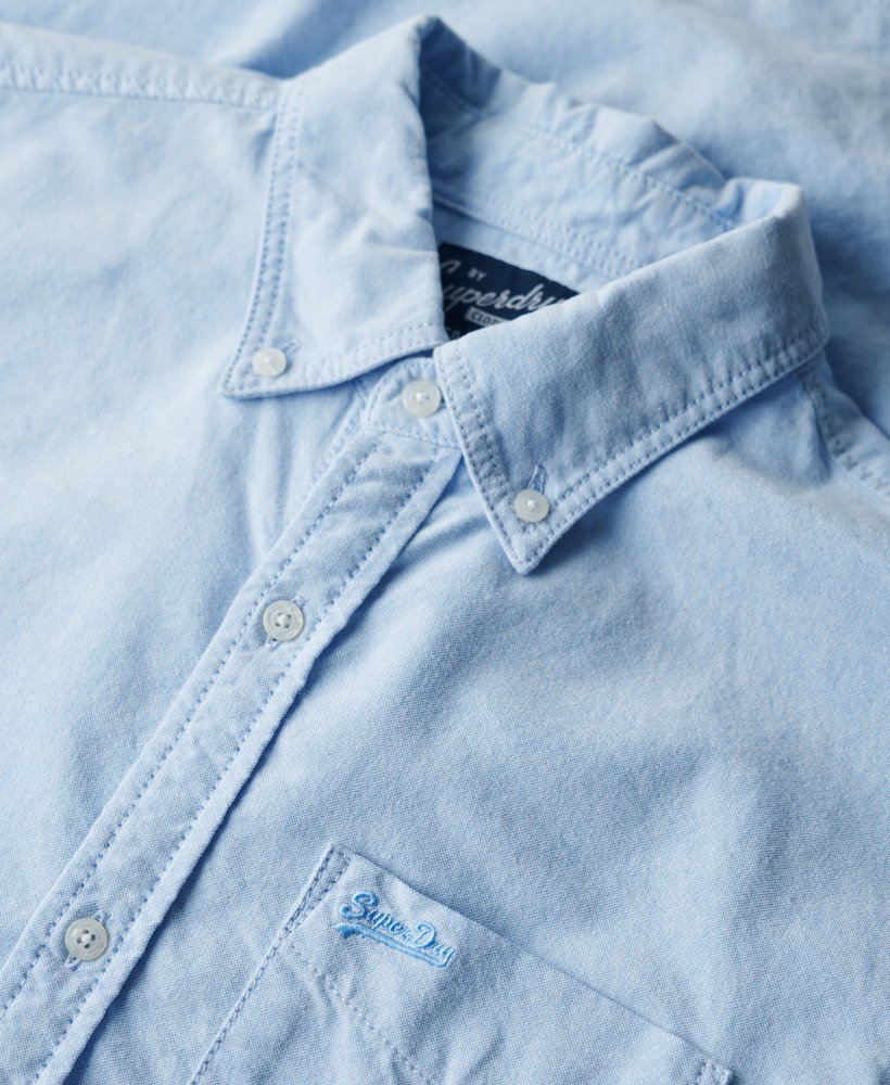 camisa oxford de manga comprida na cor azul clássica.
