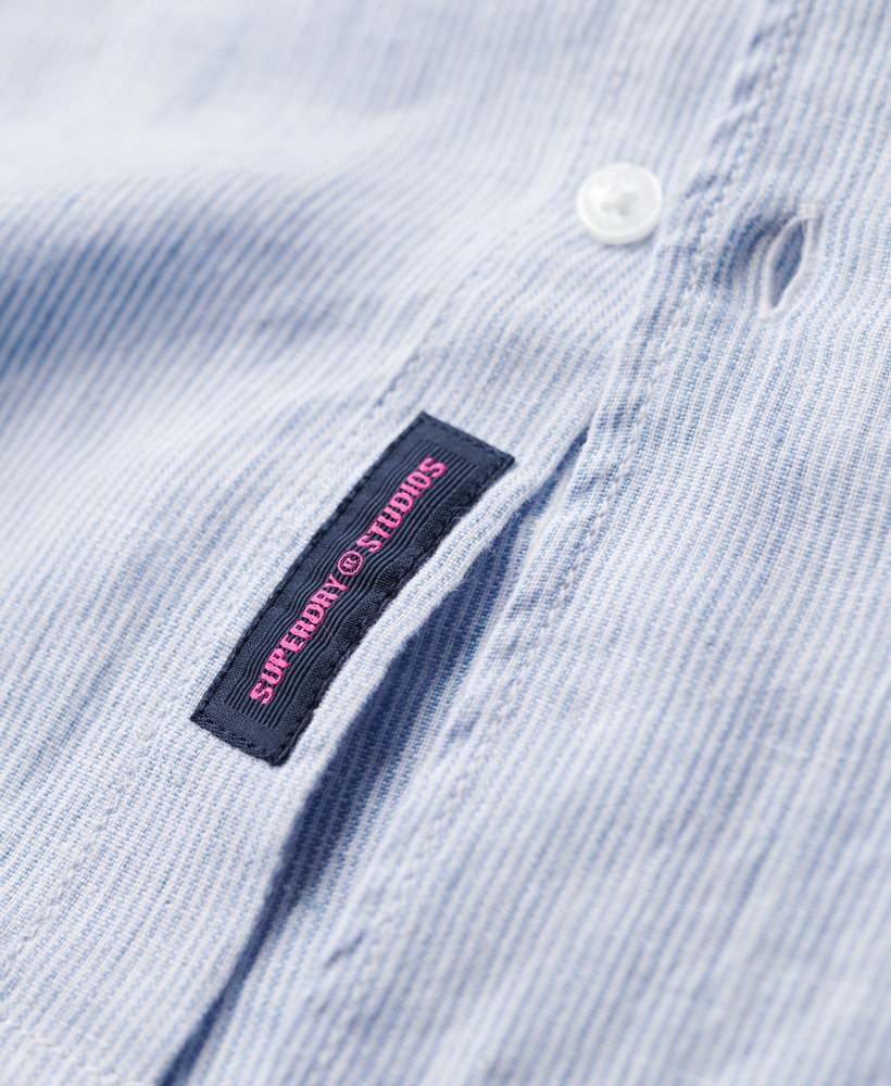 camisa de linho com botões da organic cotton studios em listras azuis estilo boné.