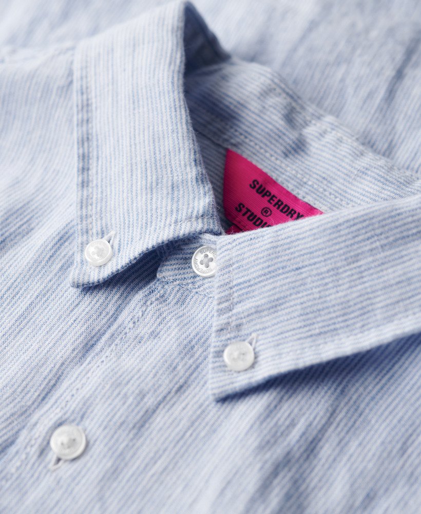 camisa de linho com botões da organic cotton studios em listras azuis estilo boné.