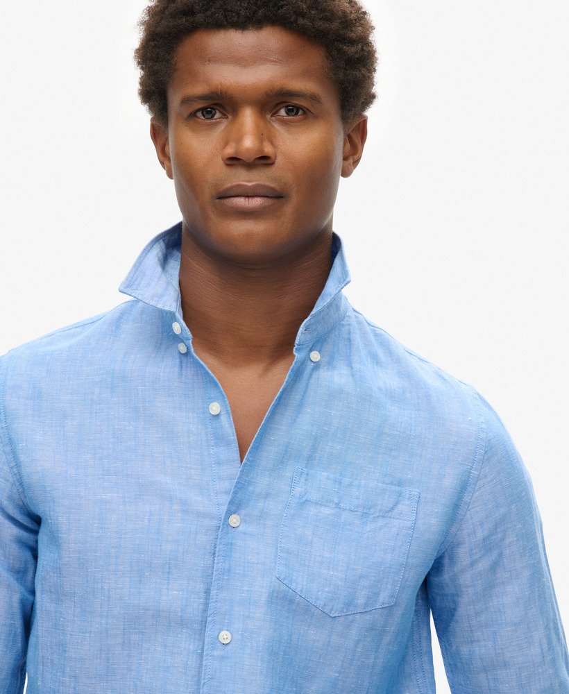 camisa de linho com botões da organic cotton studios na cor blue bonnet.
