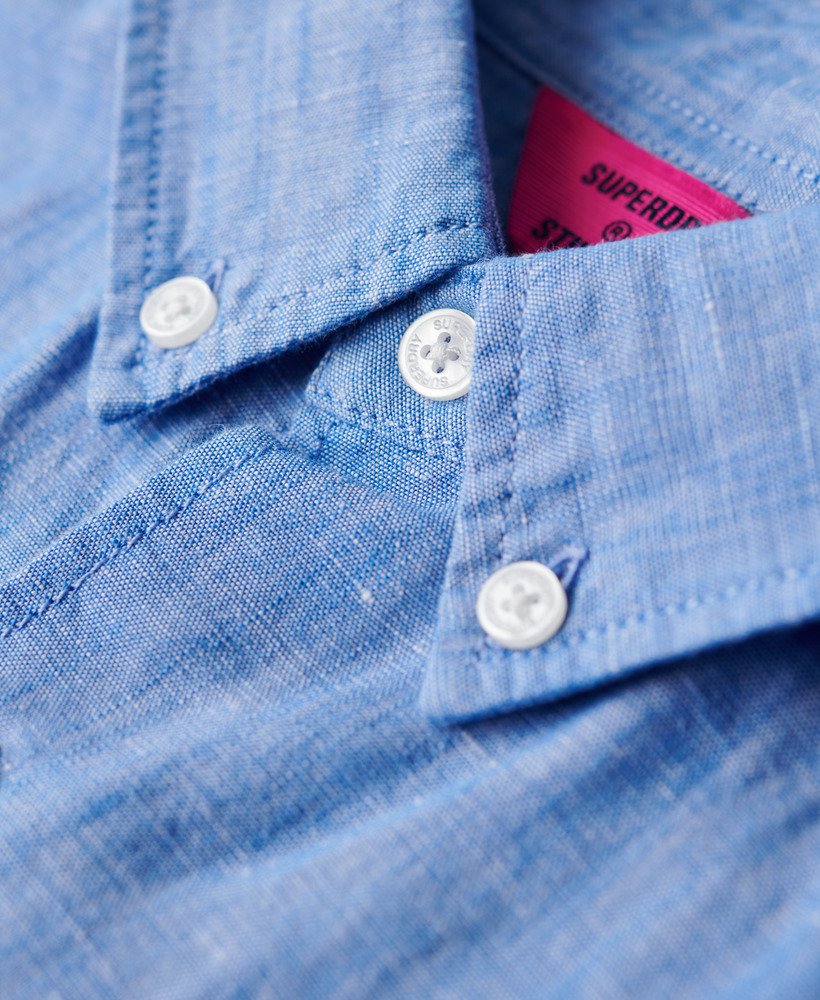 camisa de linho com botões da organic cotton studios na cor blue bonnet.