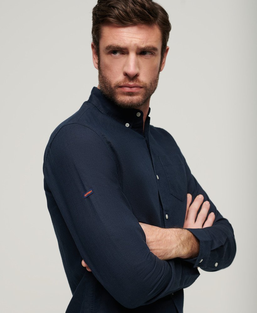 camisa de linho com botões da organic cotton studios na cor azul marinho eclipse.