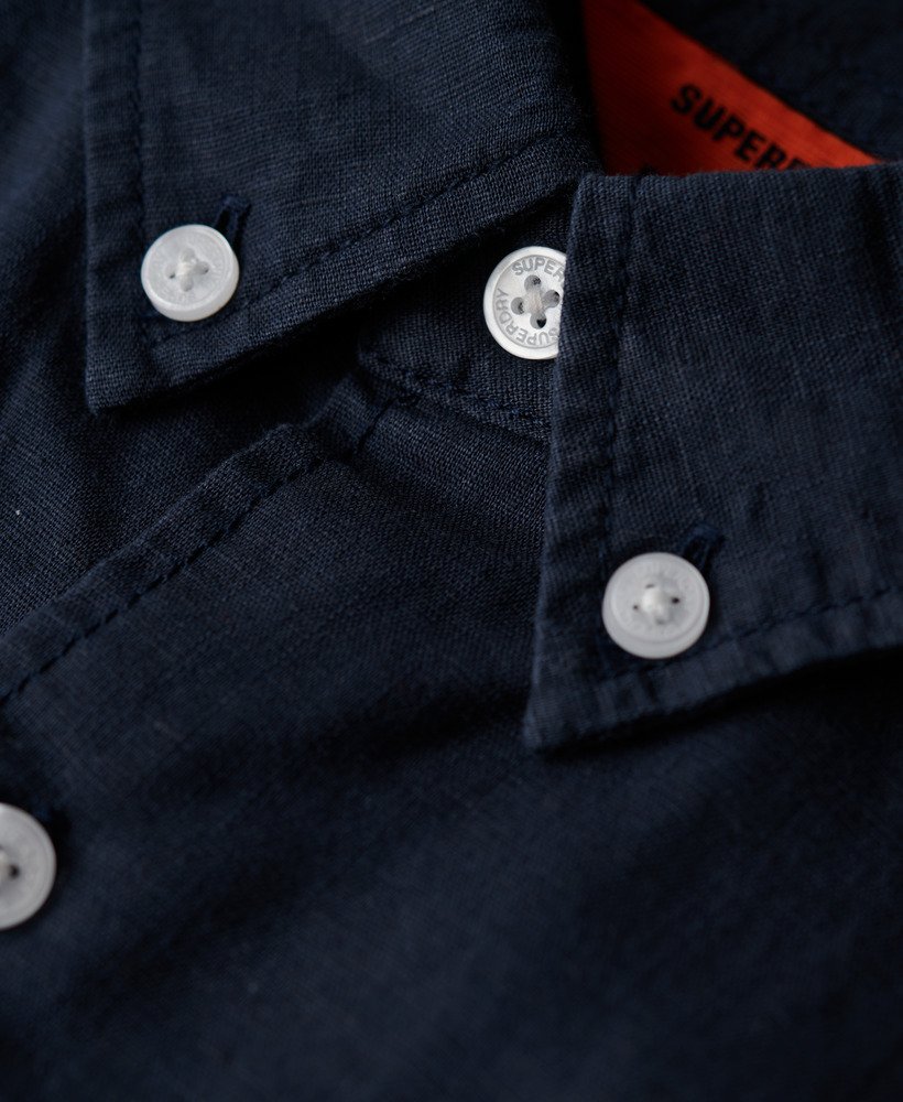 camisa de linho com botões da organic cotton studios na cor azul marinho eclipse.