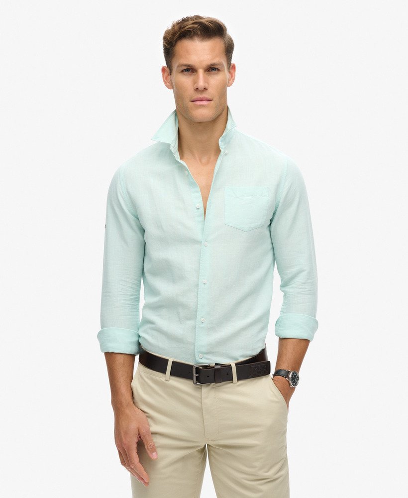 camisa de linho com botões da organic cotton studios na cor azul pluma.