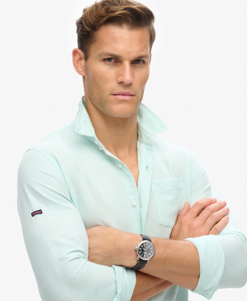 camisa de linho com botões da organic cotton studios na cor azul pluma.