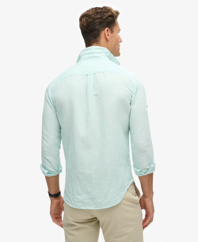 camisa de linho com botões da organic cotton studios na cor azul pluma.