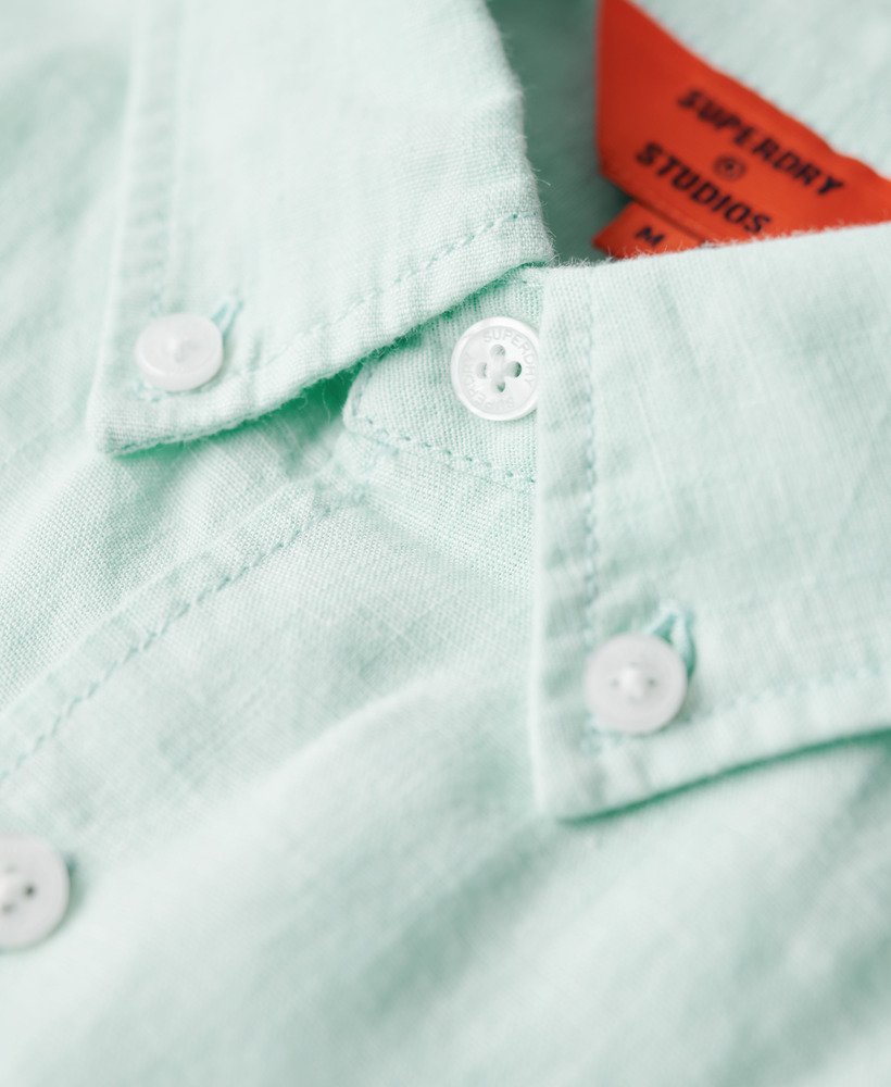 camisa de linho com botões da organic cotton studios na cor azul pluma.