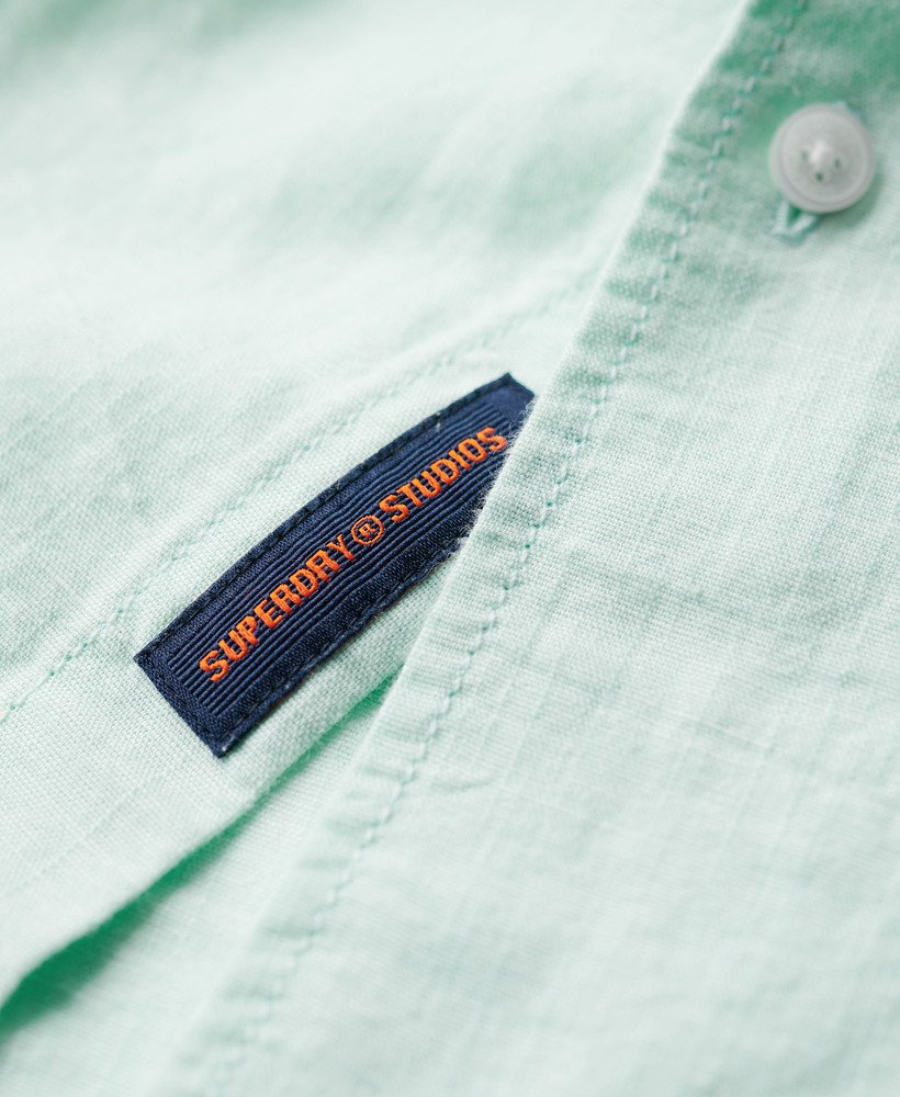 camisa de linho com botões da organic cotton studios na cor azul pluma.