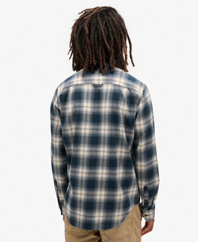 camisa de manga comprida estilo lenhador em algodão com estampa xadrez cedro azul marinho.