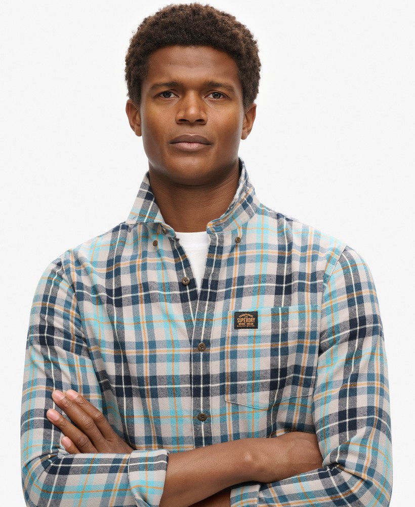 camisa de manga comprida estilo lenhador em algodão com estampa xadrez canyon check cinza claro.