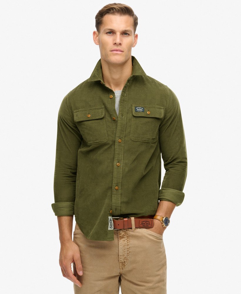 camisa de veludo cotelê trailsman relaxed fit na cor verde musgo escuro